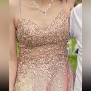 The dress is size 0 and the shoes are a 7 1/2, they only been worn once